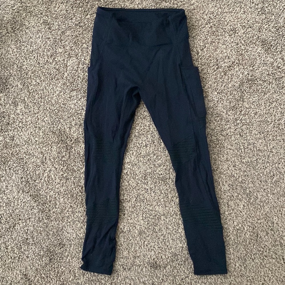 Compression black leggings.